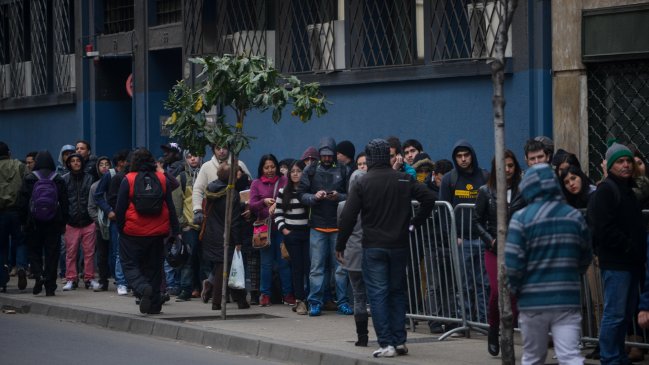 Largas filas y venta de números marcan octava jornada de paro del Registro Civil