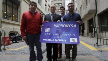 Dirigentes estudiantiles de RN entregaron tarjeta gigante en el Mineduc