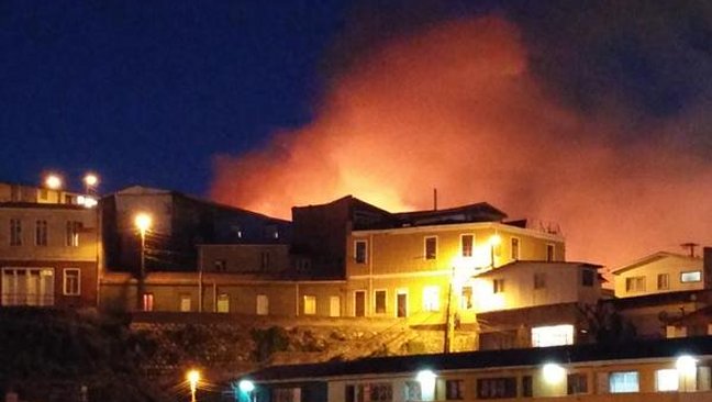 Incendio se registra en cerro Arrayán de Valparaíso