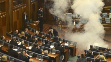 Opositores lanzaron gas lacrimógeno en Parlamento de Kosovo