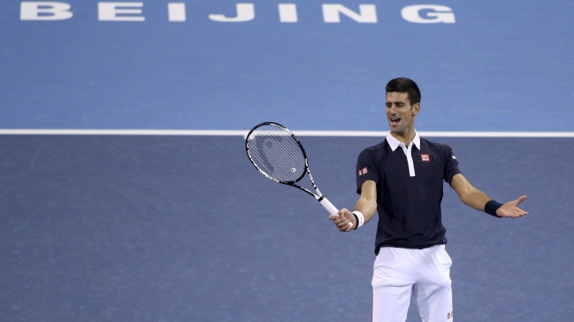 Djokovic pasó la aplanadora ante Isner en Beijing
