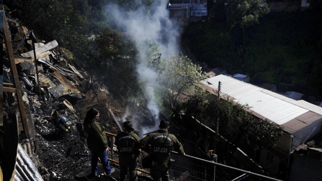 Labocar de Carabineros investiga causas del incendio en Valparaíso