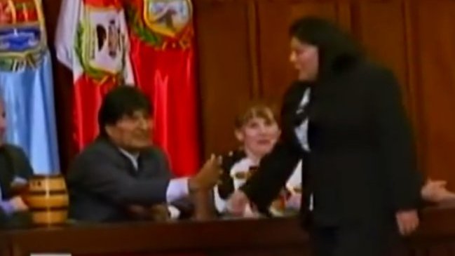 Fiscalía llama a declarar a diputada opositora que negó el saludo a Evo Morales