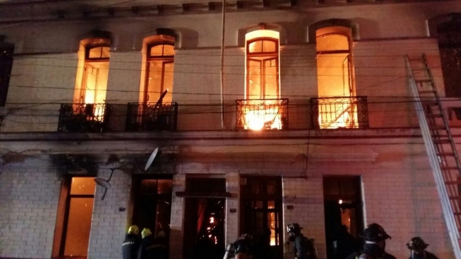 Incendio que consume varias viviendas en Valparaíso moviliza a Bomberos