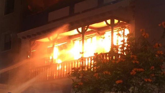 Bomberos trabaja para controlar incendio en pleno centro de Antofagasta