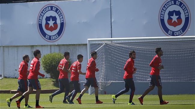 Selección chilena ya está en Lima para duelo clave ante Perú
