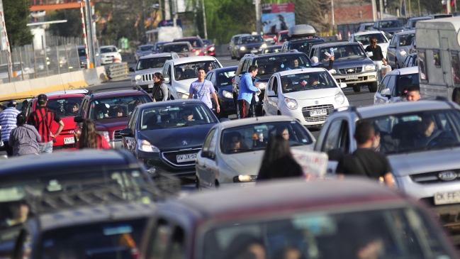 Unos 100 mil vehículos retornarán a Santiago tras fin de semana largo