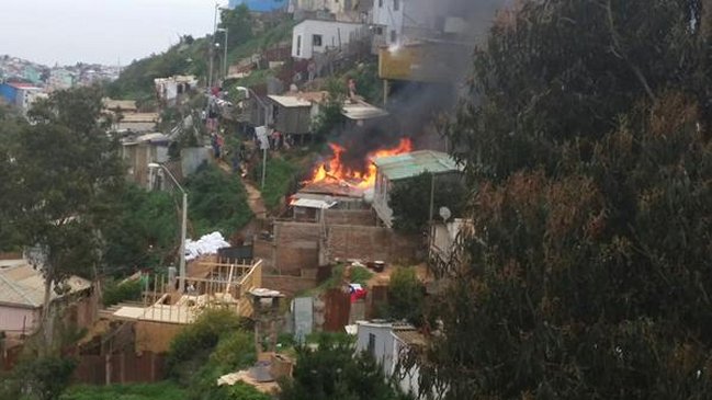 Incendio destruyó una casa y dejó tres damnificados en Valparaíso