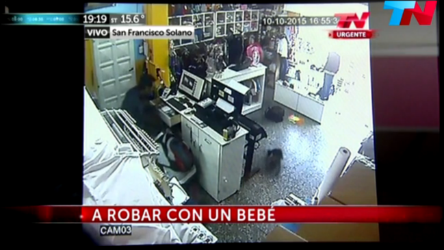 Ladrones armados y con un bebé asaltaron tienda de ropa en Argentina