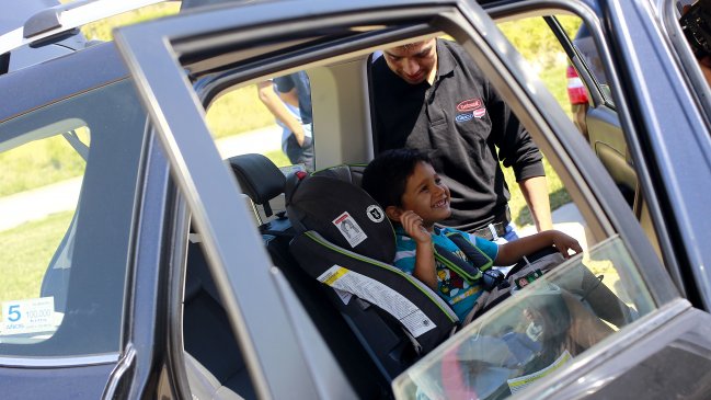 Proyecto busca prohibir que menores de 12 años viajen de copiloto