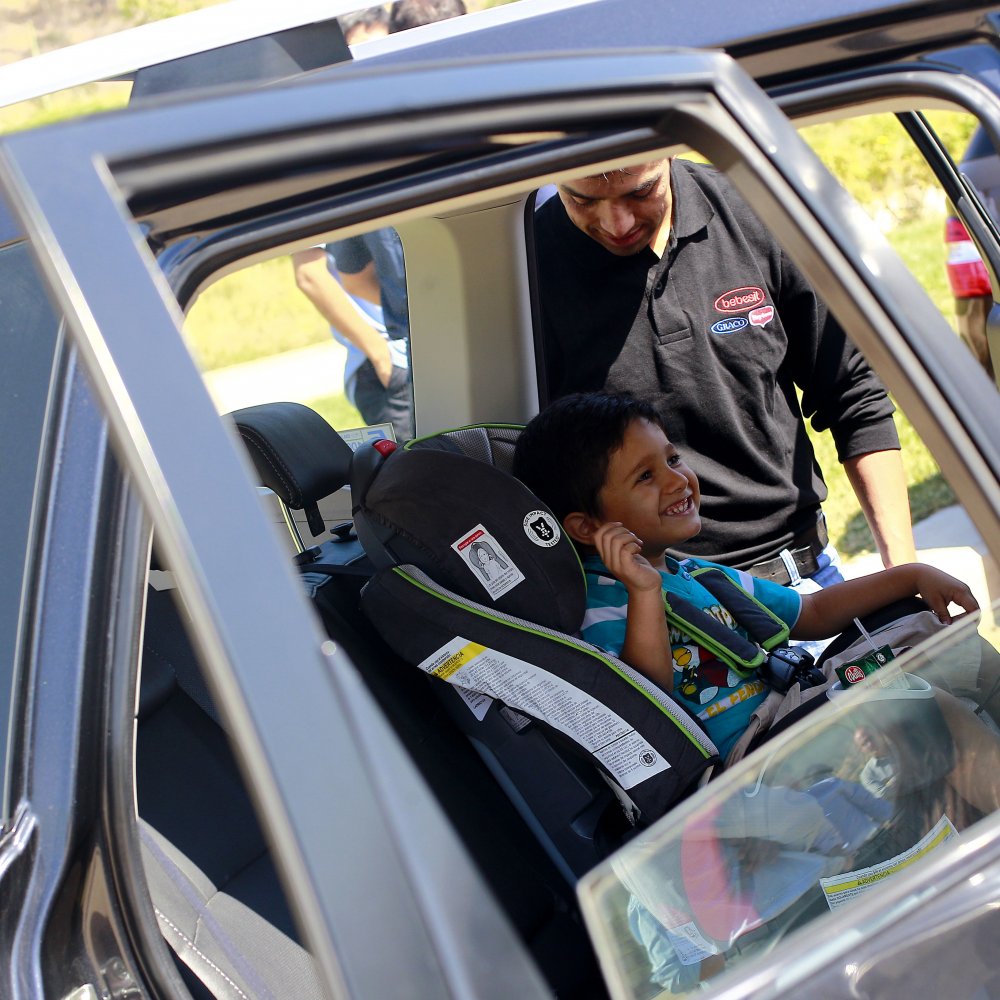 Proyecto busca prohibir que menores de 12 años viajen de copiloto