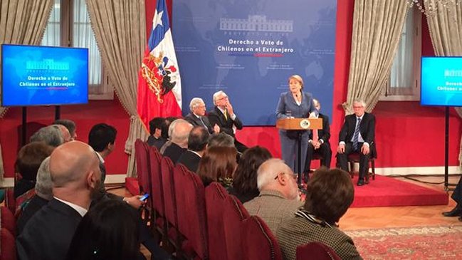 Presidenta Bachelet firmó proyecto que regula voto en el exterior