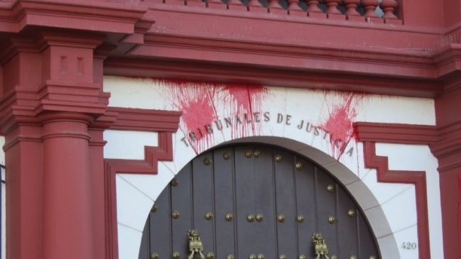 Edificio de Corte de Apelaciones de La Serena fue atacada con bombas de pintura