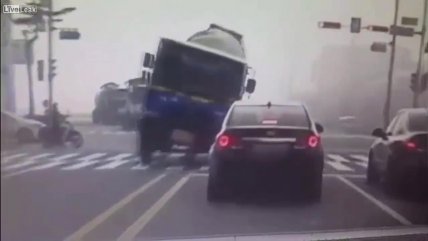 Impactante: Un camión mezclador vuelca y aplasta un auto