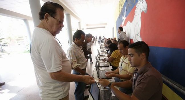 Venezolanos realizan simulacro de elecciones parlamentarias de diciembre