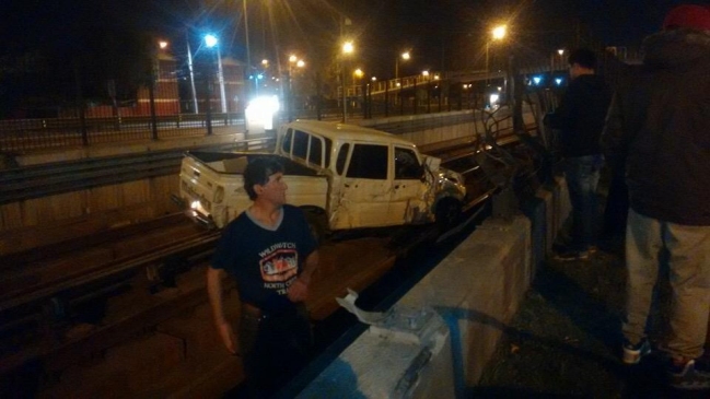 Camioneta terminó en los rieles de la Línea 4 del Metro