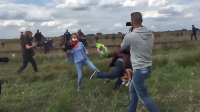 Reportera que hizo zancadilla a refugiado evalúa demandarlo