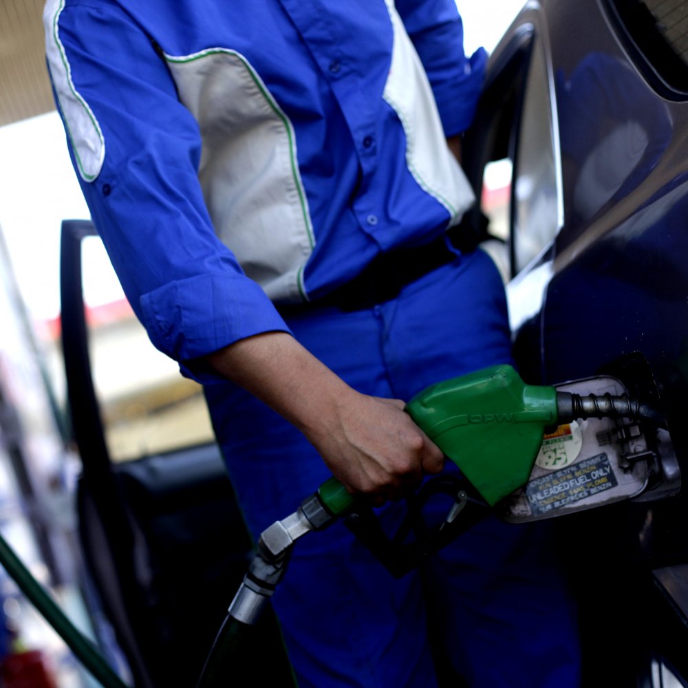 Precios de bencinas bajarán por novena semana consecutiva