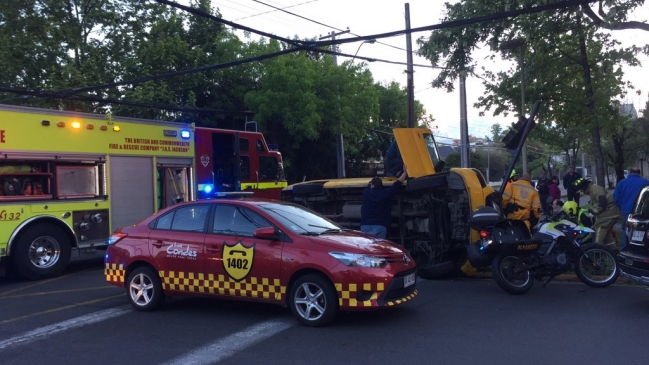 Accidente de tránsito involucró a furgón escolar en Las Condes