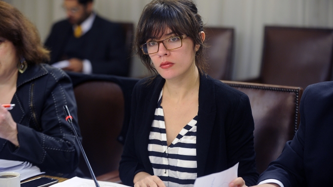 Con foto de Camila Vallejo, radio argentina llama a elegir los políticos 