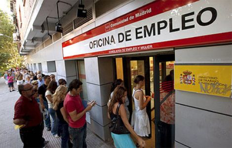 Desempleo en España baja de los cinco millones por primera vez desde 2011
