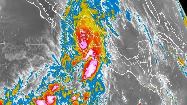 Huracán Patricia se degrada a categoría 4 al seguir su avance en territorio mexicano