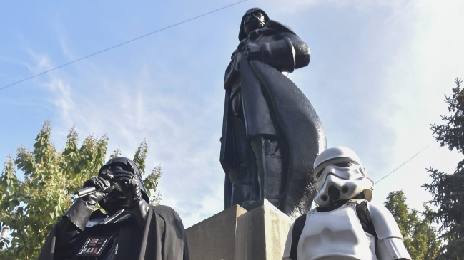 Artista transformó estatua de Lenin en un monumento a Darth Vader en Ucrania