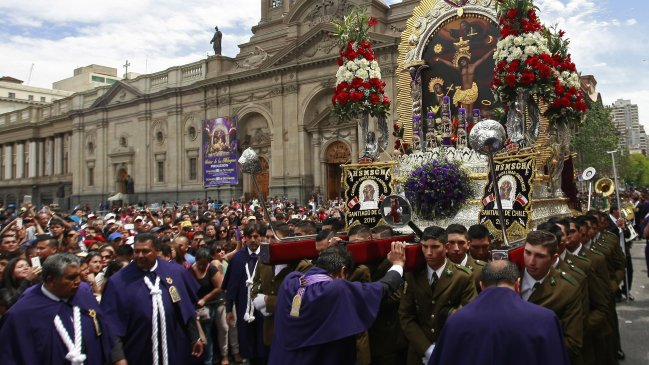 Miles de peruanos celebran a su santo patrono en Santiago