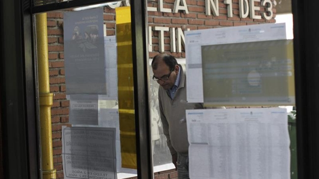 Argentina: Hombre permanece en riesgo vital tras ser baleado en las afueras de colegio electoral
