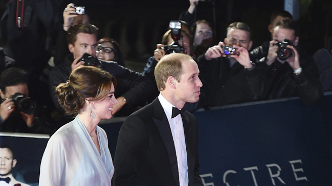 La familia real británica acompañó a Daniel Craig en el estreno mundial de 