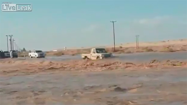 [Video] Conductor tuvo la mala ocurrencia de desafiar una inundación ...