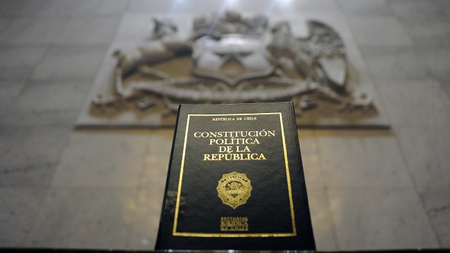 Encuesta Cooperativa: Siete de cada 10 chilenos creen que se requiere nueva Constitución