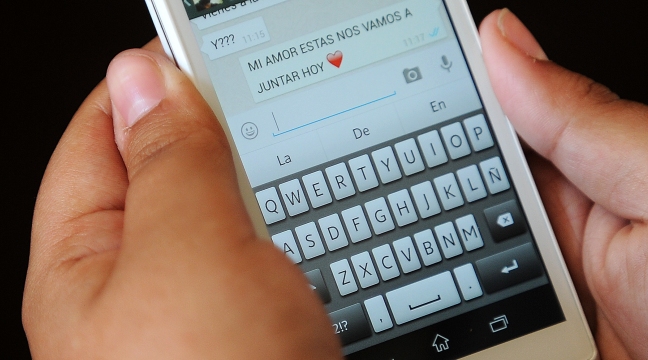 Los adolescentes latinoamericanos miran WhatsApp al despertar, revela estudio