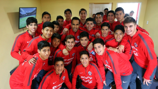 Claudio Bravo a la sub 17: Jamás renuncien a sus sueños