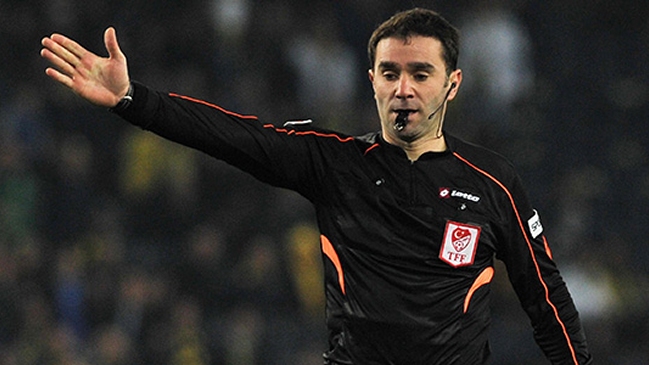 Arbitro fue retenido cuatros horas en el estadio por no cobrar un penal en Turquía