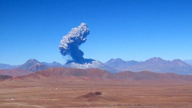 Sernageomín aseguró que volcán Láscar disminuye su emisión de cenizas