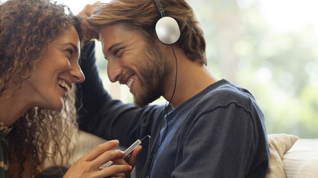 Sexo con audífonos bluetooth: La experiencia Japi Jane