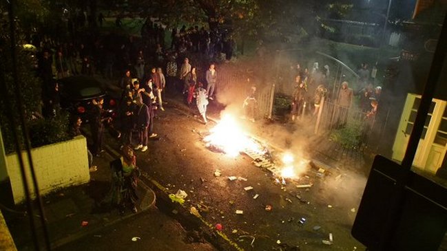 Fiesta ilegal de Halloween terminó con disturbios y policías heridos en Londres