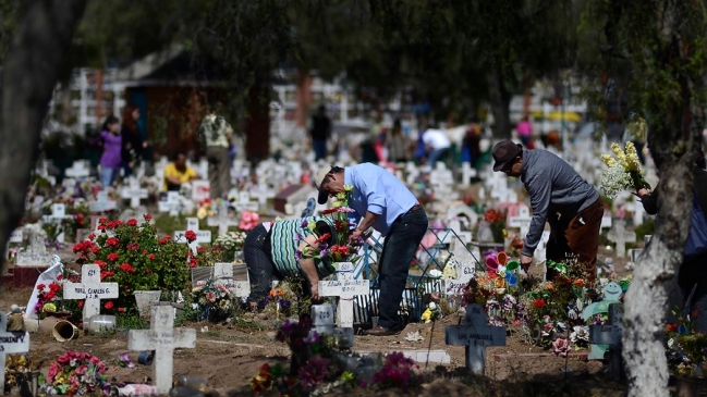  Cementerios reciben a cientos de visitantes por 