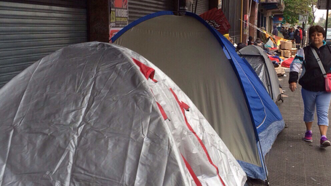 Venta de bodega tecnológica hace acampar a usuarios frente al Caupolicán