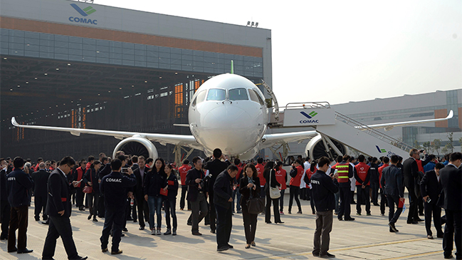 China presentó su primer avión comercial para competir con Airbus y Boeing