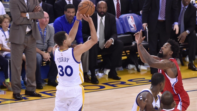 Curry y Golden State Warriors vencieron a los Clippers y mantuvieron invicto