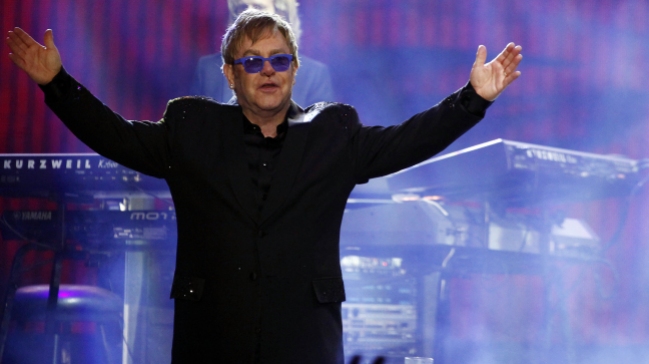 Elton John se reunirá con Putin para tratar derechos de homosexuales
