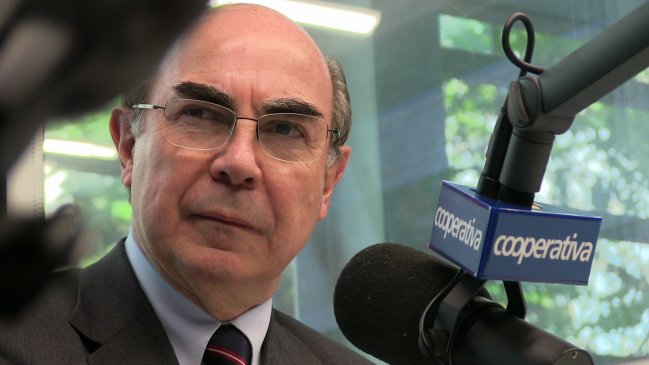 Presidente de Adimark: Todavía es temprano para descorchar champaña en La Moneda