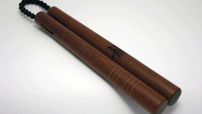 Policías en California usarán nunchakus para controlar a detenidos