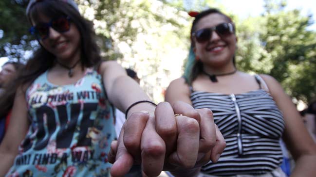 Estudio británico concluyó que la mayoría de las mujeres son bisexuales o lesbianas