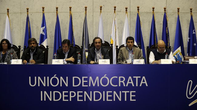 UDI inició consejo general a la sombra de investigaciones judiciales contra militantes