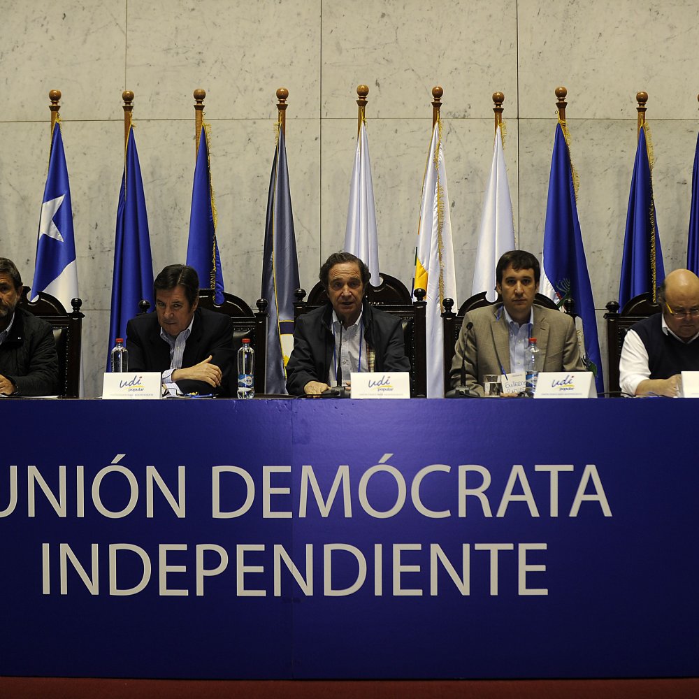 UDI inició consejo general a la sombra de investigaciones judiciales contra militantes