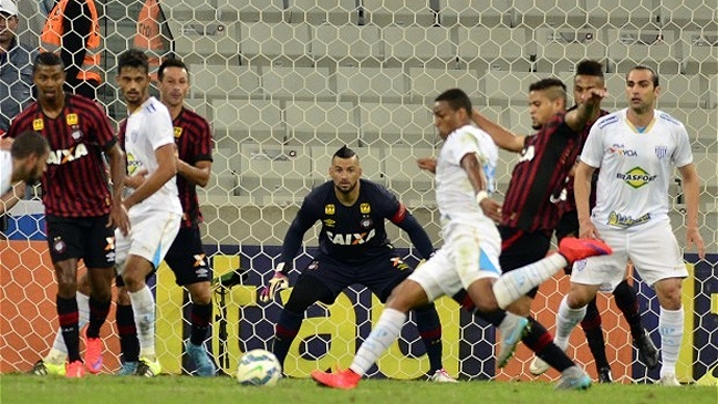 Atletico Paranaense venció a Avai con actuación de Christian Vilches