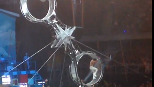 Trapecista sufrió aparatosa caída en medio de función circense